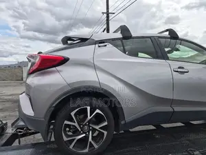 Toyota C-HR XLE FWD Sport Utility (2.0L 4cyl 2AM) 2018 Silver