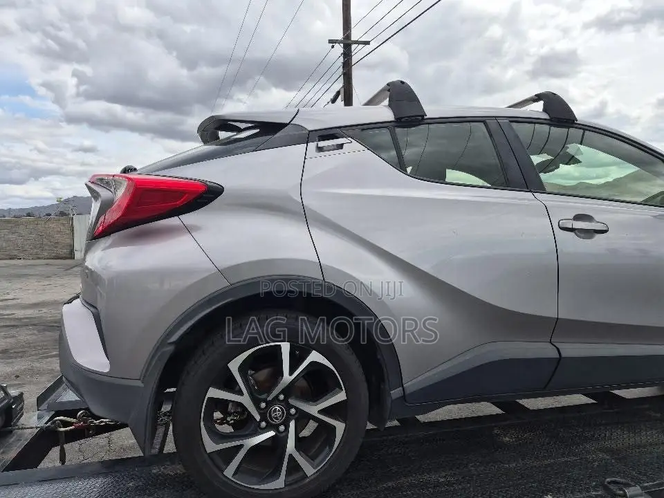 Toyota C-HR XLE FWD Sport Utility (2.0L 4cyl 2AM) 2018 Silver
