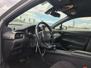 Toyota C-HR XLE FWD Sport Utility (2.0L 4cyl 2AM) 2018 Silver