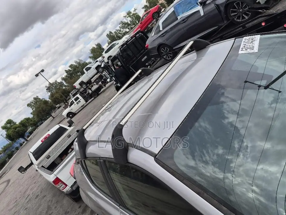 Toyota C-HR XLE FWD Sport Utility (2.0L 4cyl 2AM) 2018 Silver