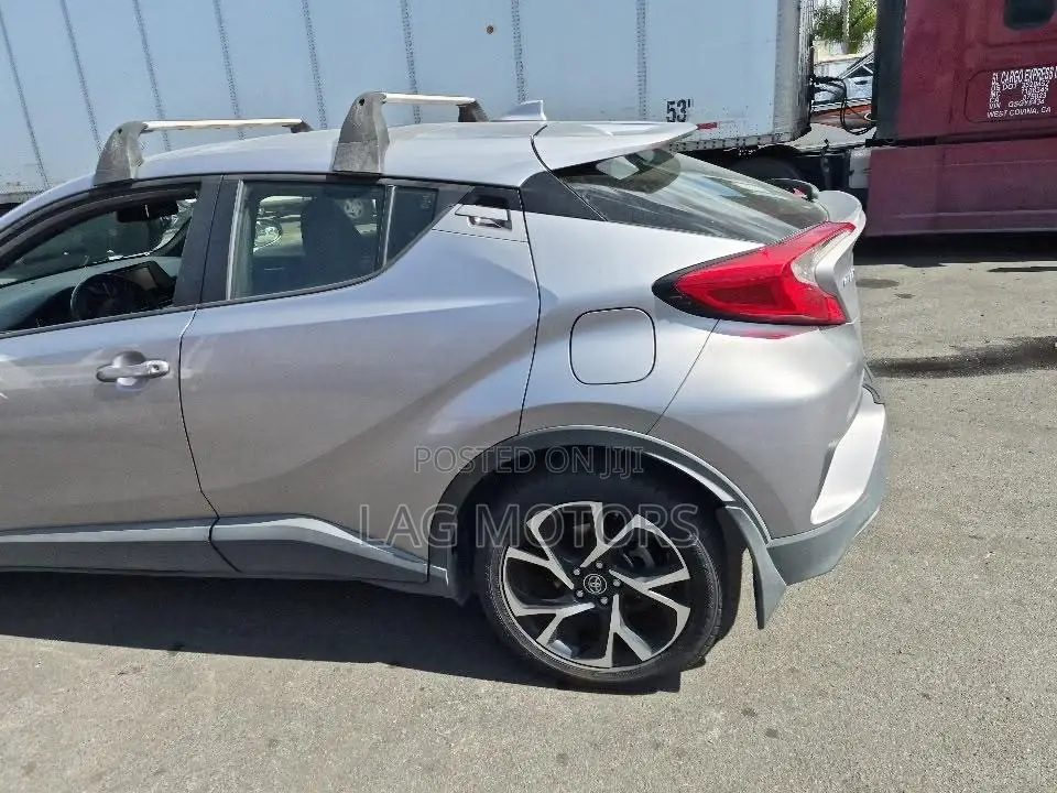 Toyota C-HR XLE FWD Sport Utility (2.0L 4cyl 2AM) 2018 Silver