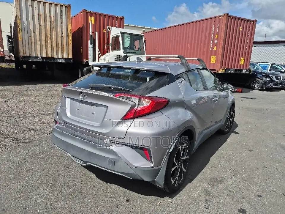 Toyota C-HR XLE FWD Sport Utility (2.0L 4cyl 2AM) 2018 Silver