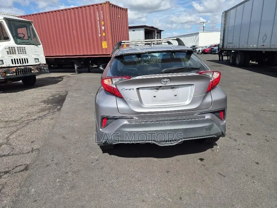 Toyota C-HR XLE FWD Sport Utility (2.0L 4cyl 2AM) 2018 Silver