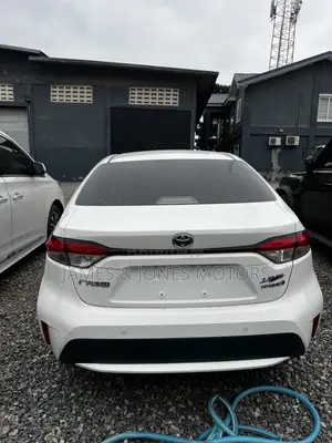 Toyota Corolla LE 2021 White