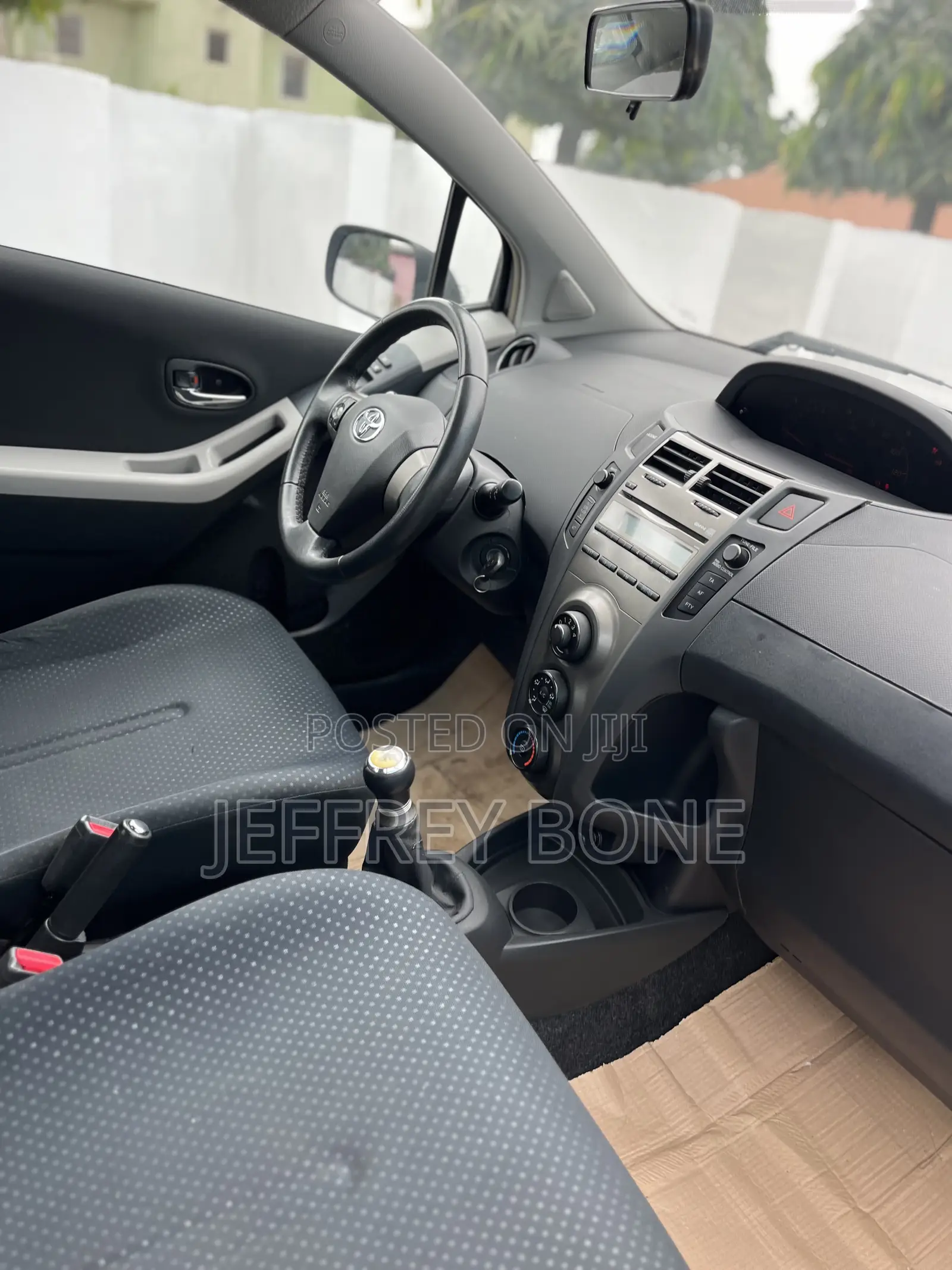 Toyota Yaris Base Hatchback 3dr 2010 Gray