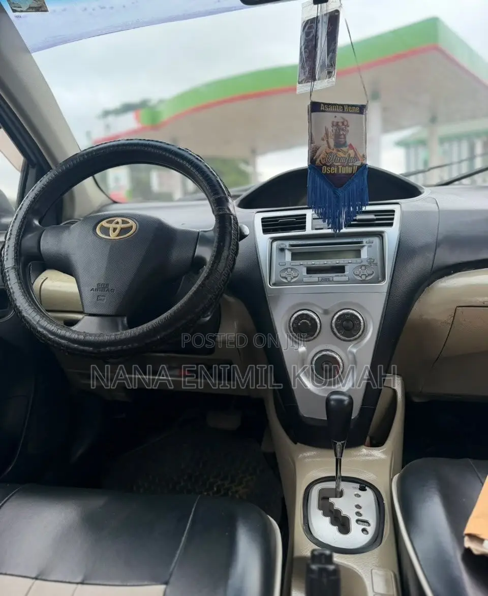 Toyota Belta 2012 Silver