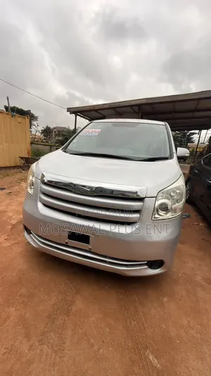 Toyota Noah 2010 Silver