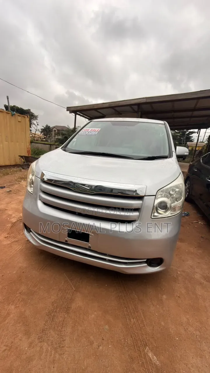 Toyota Noah 2010 Silver