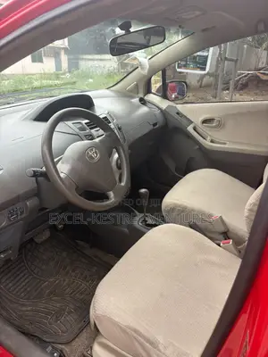 Toyota Vitz 1.3 FWD 5dr 2010 Red