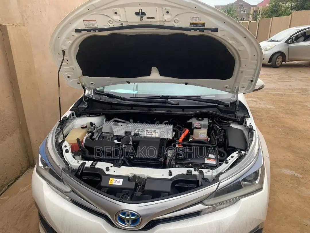 Toyota Corolla SE (1.8L 4cyl 6M) 2018 White