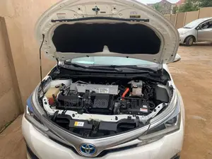 Toyota Corolla SE (1.8L 4cyl 6M) 2018 White
