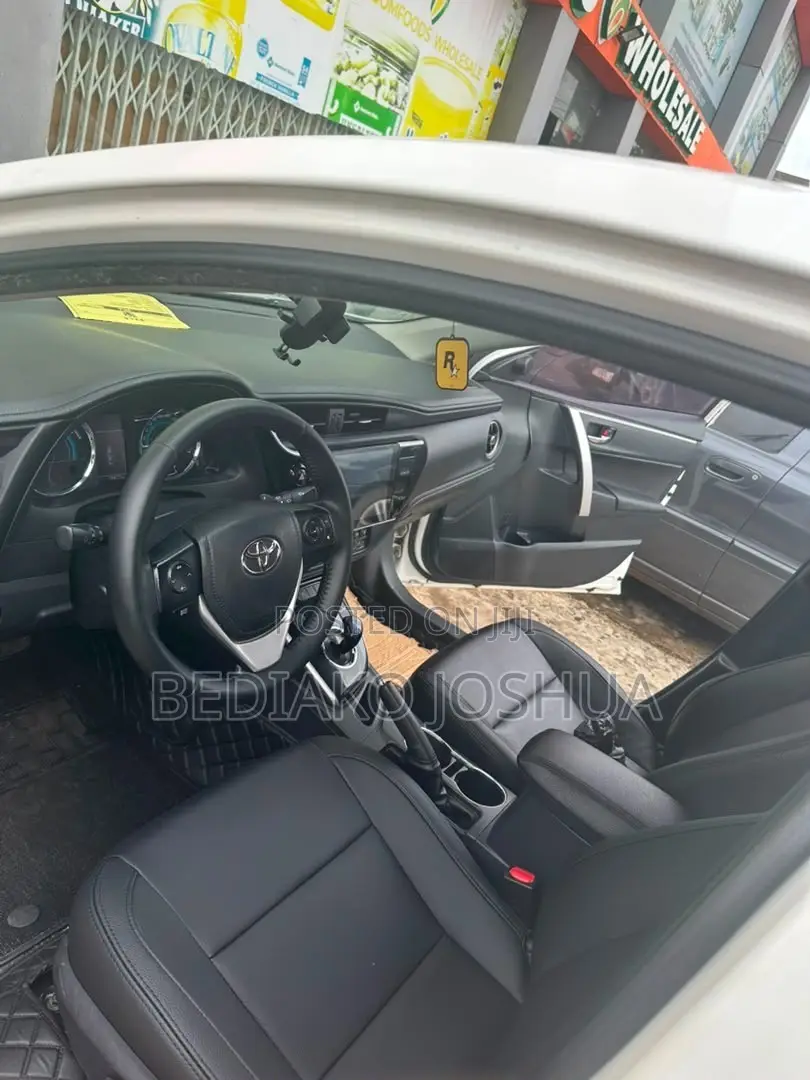 Toyota Corolla SE (1.8L 4cyl 6M) 2018 White