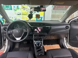 Toyota Corolla SE (1.8L 4cyl 6M) 2018 White
