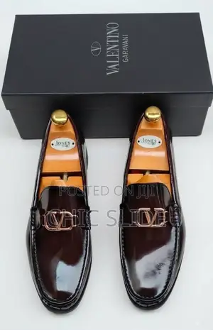 Glossy v Buckle