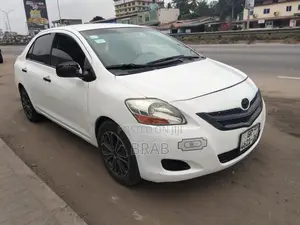 Toyota Yaris Base Sedan 4dr 2010 White