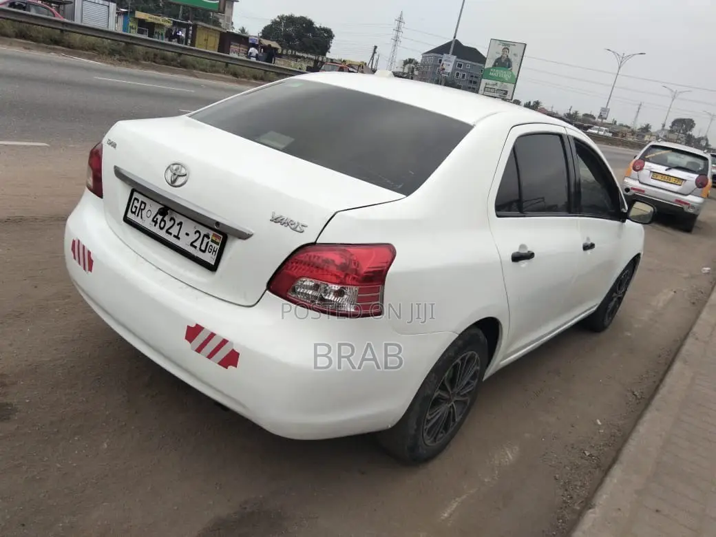 Toyota Yaris Base Sedan 4dr 2010 White