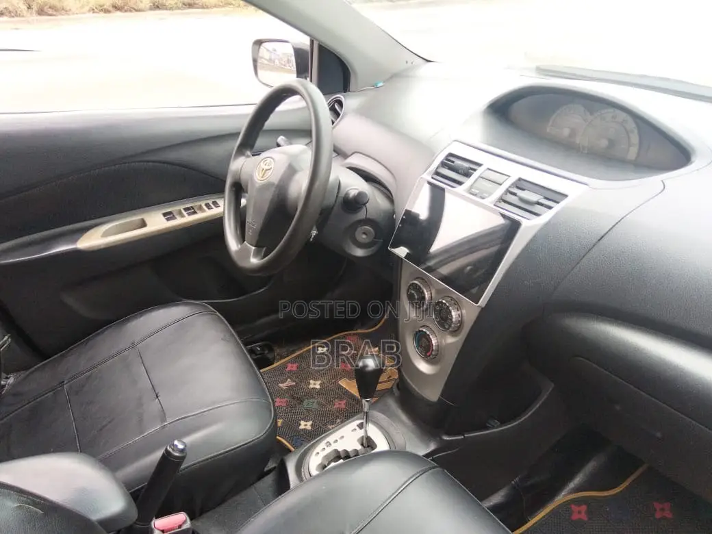 Toyota Yaris Base Sedan 4dr 2010 White