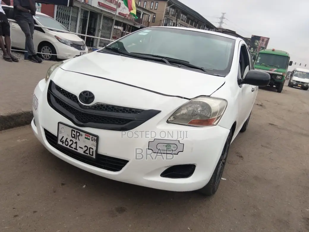 Toyota Yaris Base Sedan 4dr 2010 White