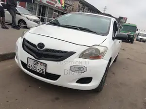 Toyota Yaris Base Sedan 4dr 2010 White