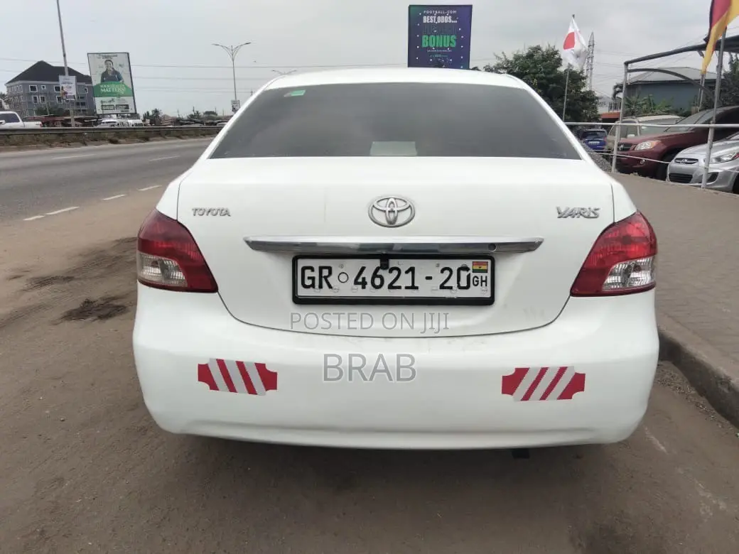 Toyota Yaris Base Sedan 4dr 2010 White