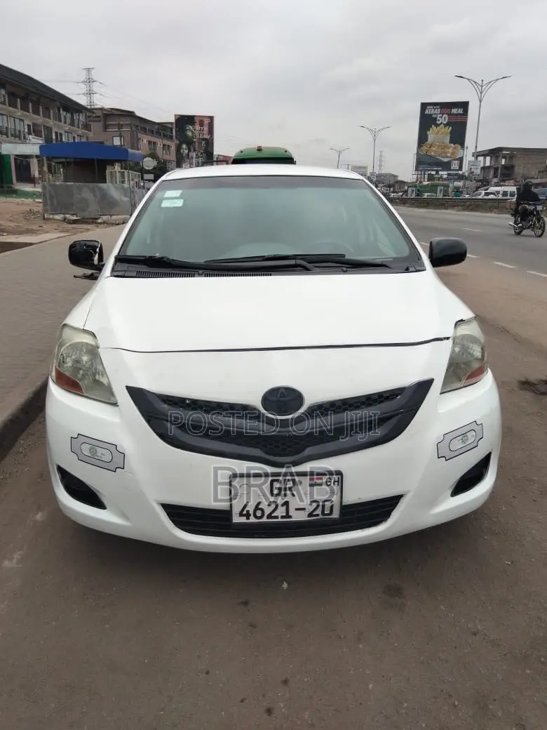 Toyota Yaris Base Sedan 4dr 2010 White