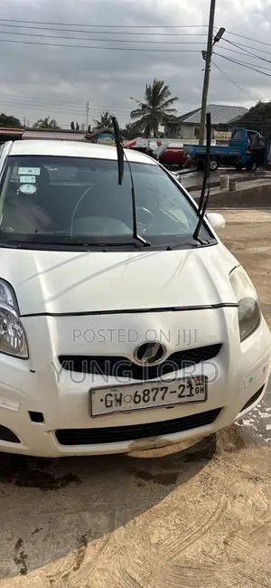 Toyota Vitz 1.3 AWD 3dr 2010 White