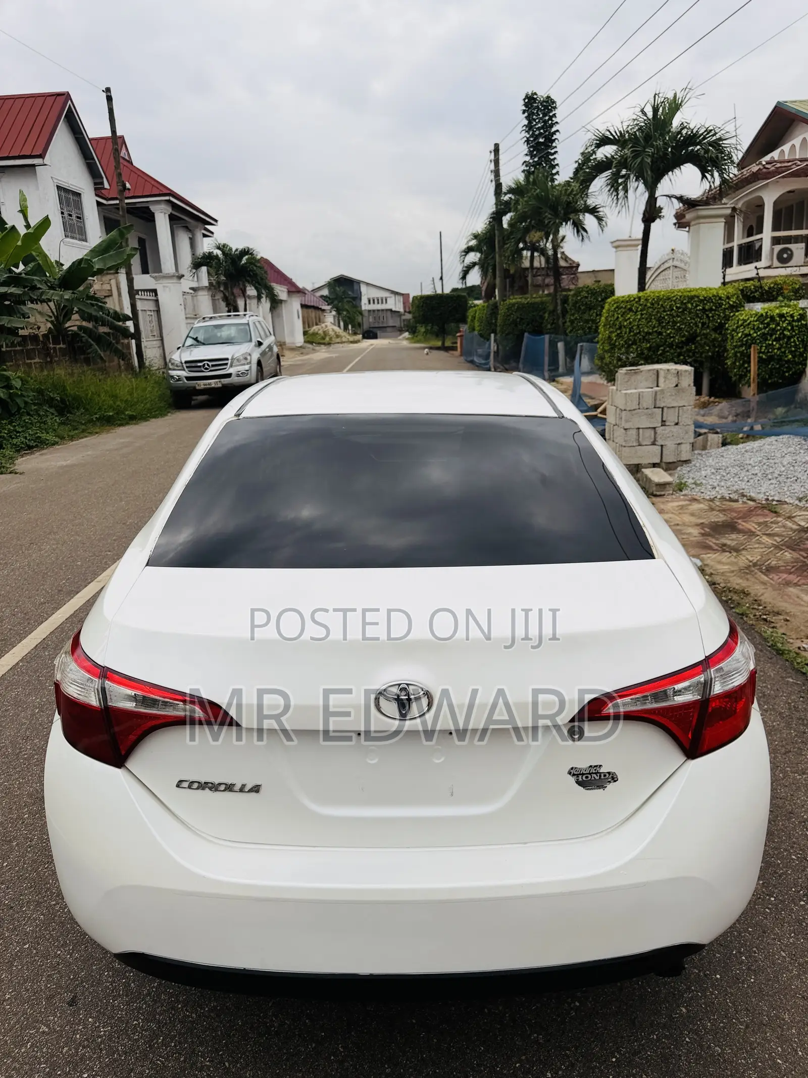 Toyota Corolla LE (1.8L 4cyl 2A) 2019 White