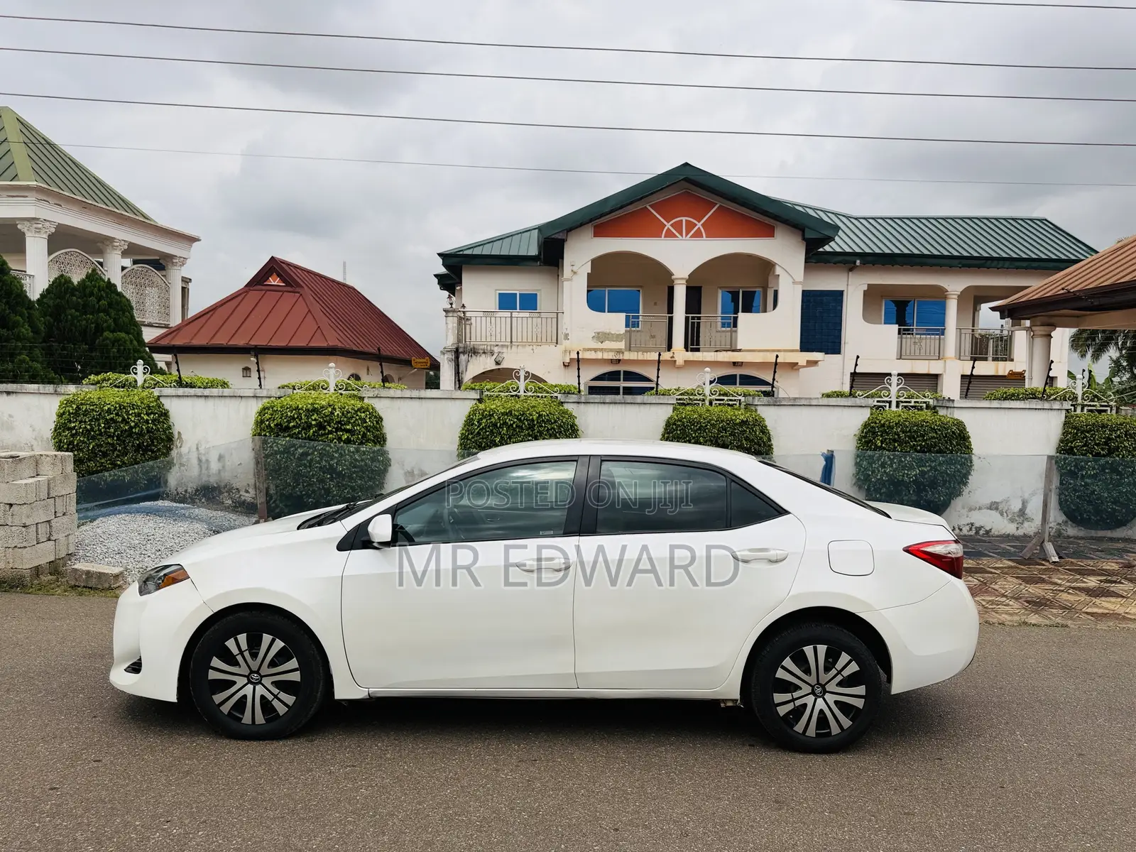Toyota Corolla LE (1.8L 4cyl 2A) 2019 White