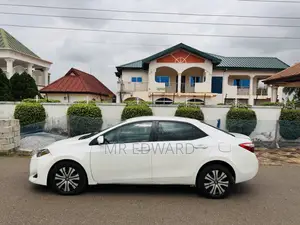 Toyota Corolla LE (1.8L 4cyl 2A) 2019 White