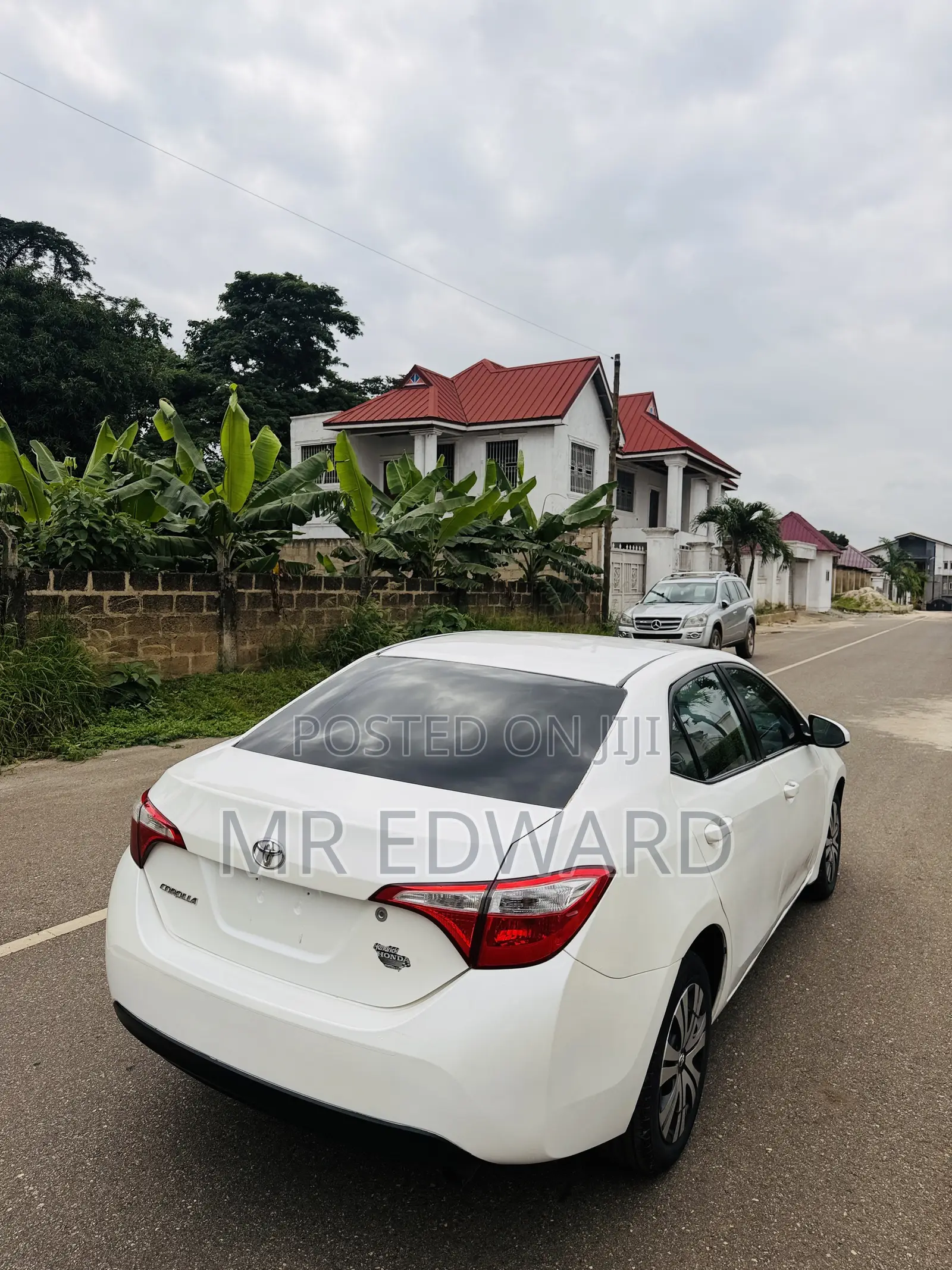 Toyota Corolla LE (1.8L 4cyl 2A) 2019 White