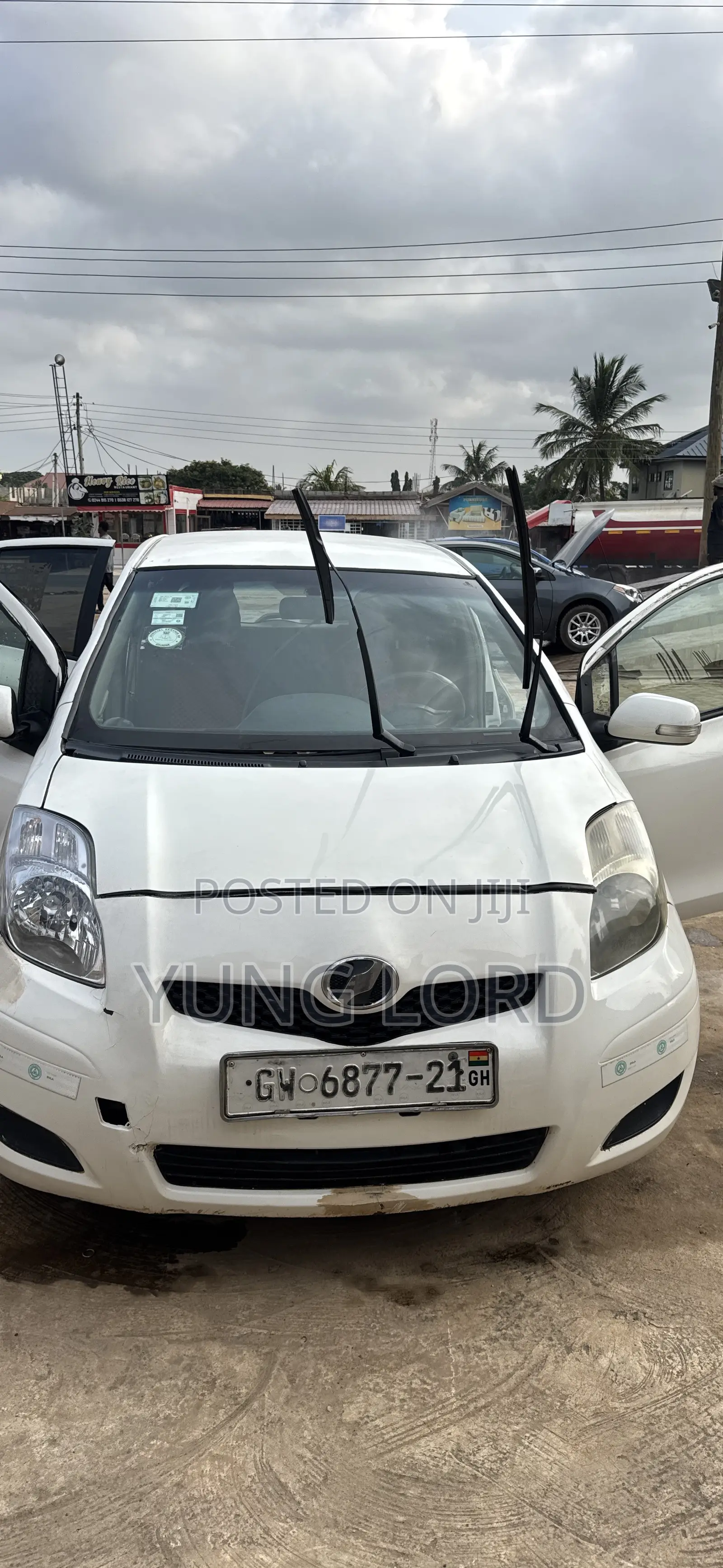 Toyota Vitz 1.3 AWD 3dr 2010 White
