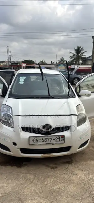 Toyota Vitz 1.3 AWD 3dr 2010 White