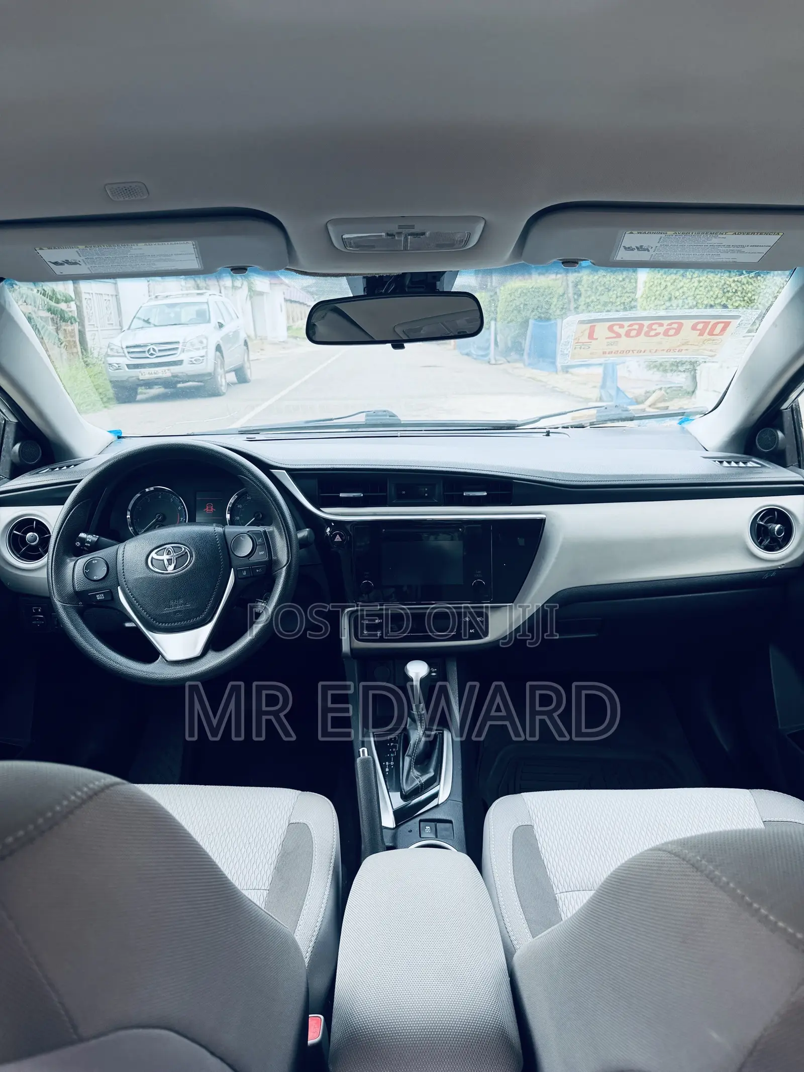 Toyota Corolla LE (1.8L 4cyl 2A) 2019 White