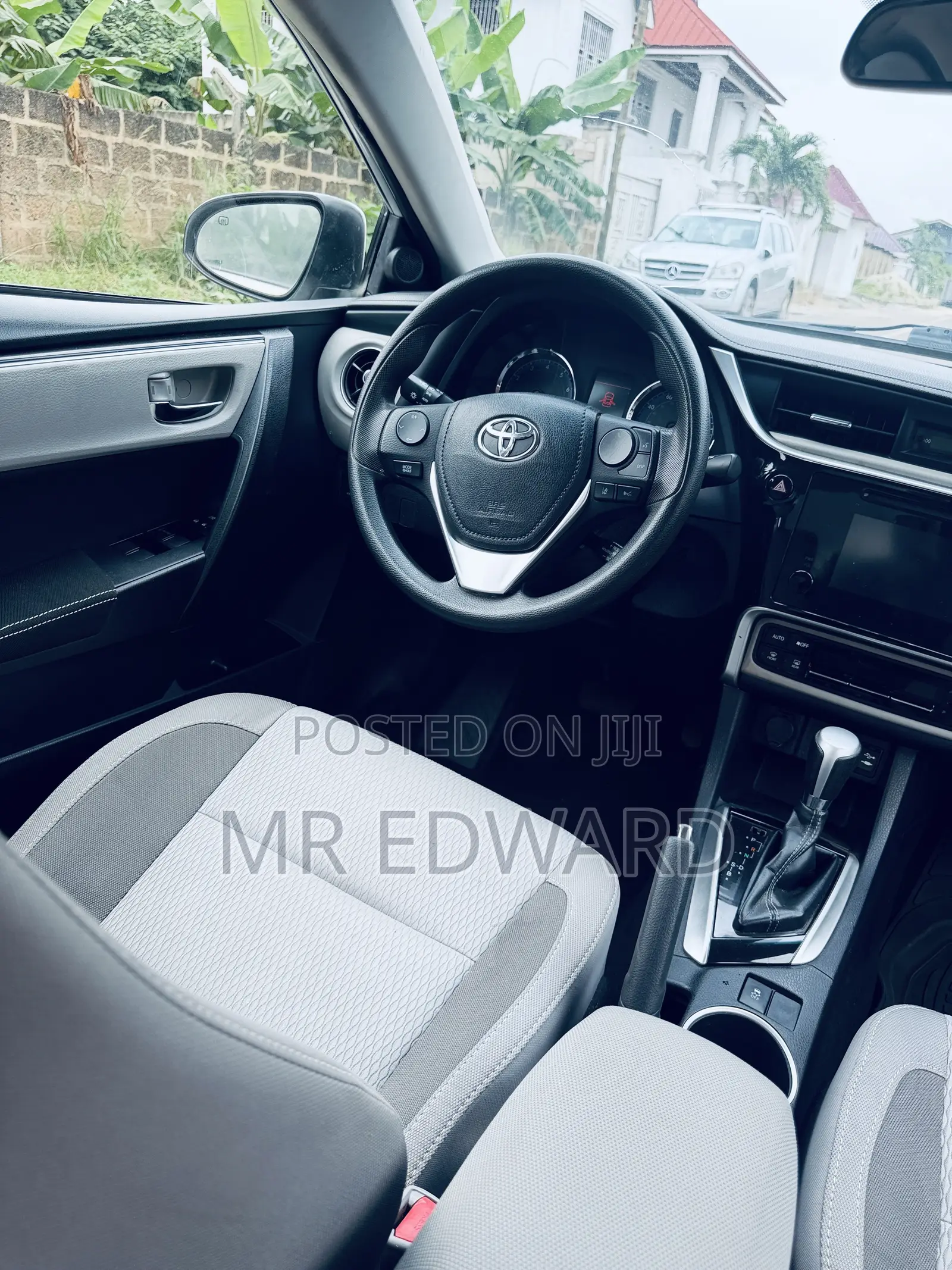 Toyota Corolla LE (1.8L 4cyl 2A) 2019 White