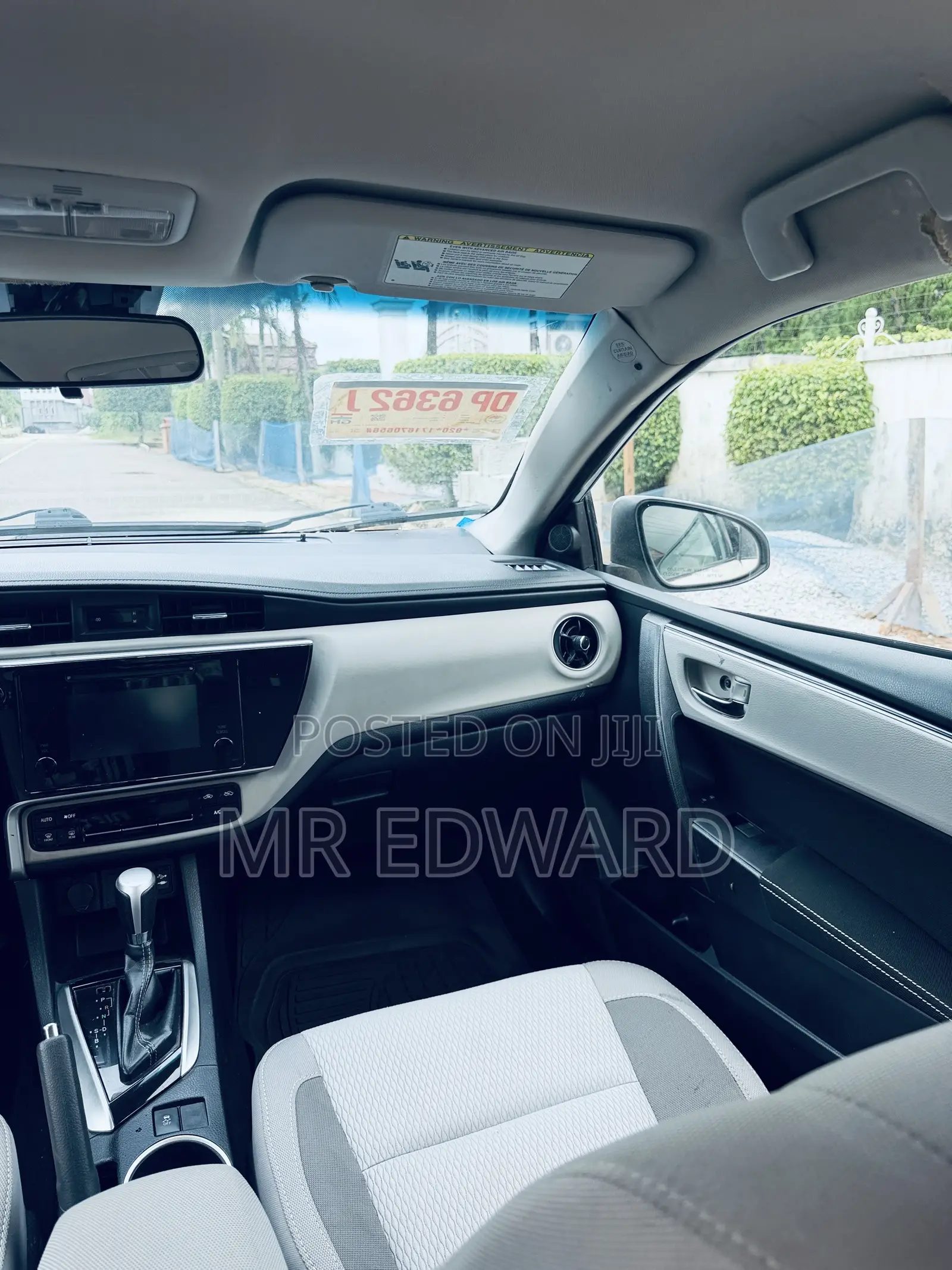 Toyota Corolla LE (1.8L 4cyl 2A) 2019 White