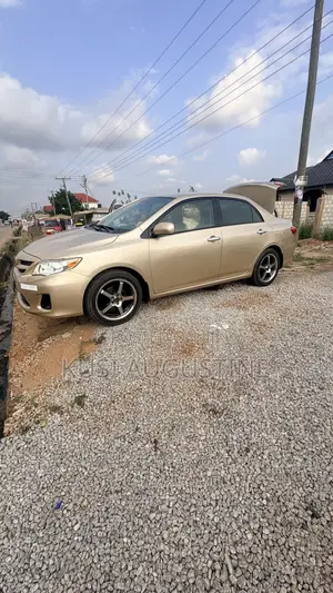 Toyota Corolla LE 4dr Sedan (1.8L 4cyl 4A) 2013 Beige
