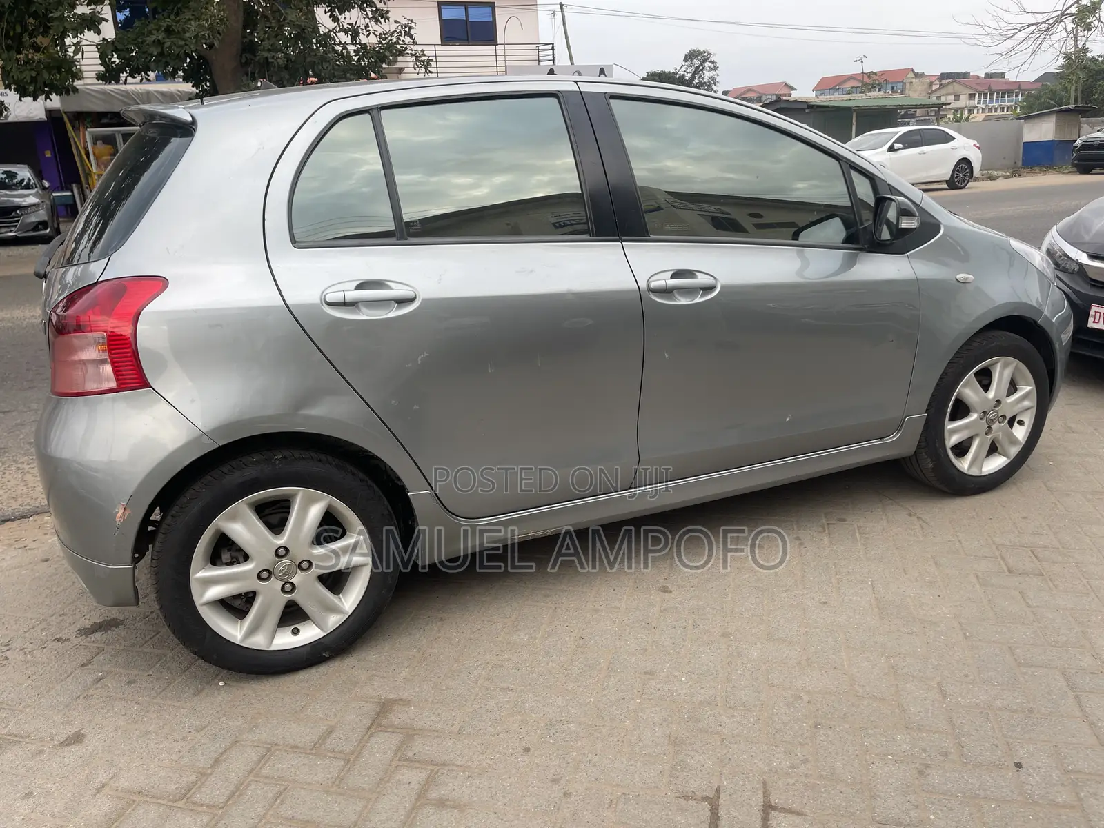 Toyota Yaris Base Hatchback 5dr 2011 Gray