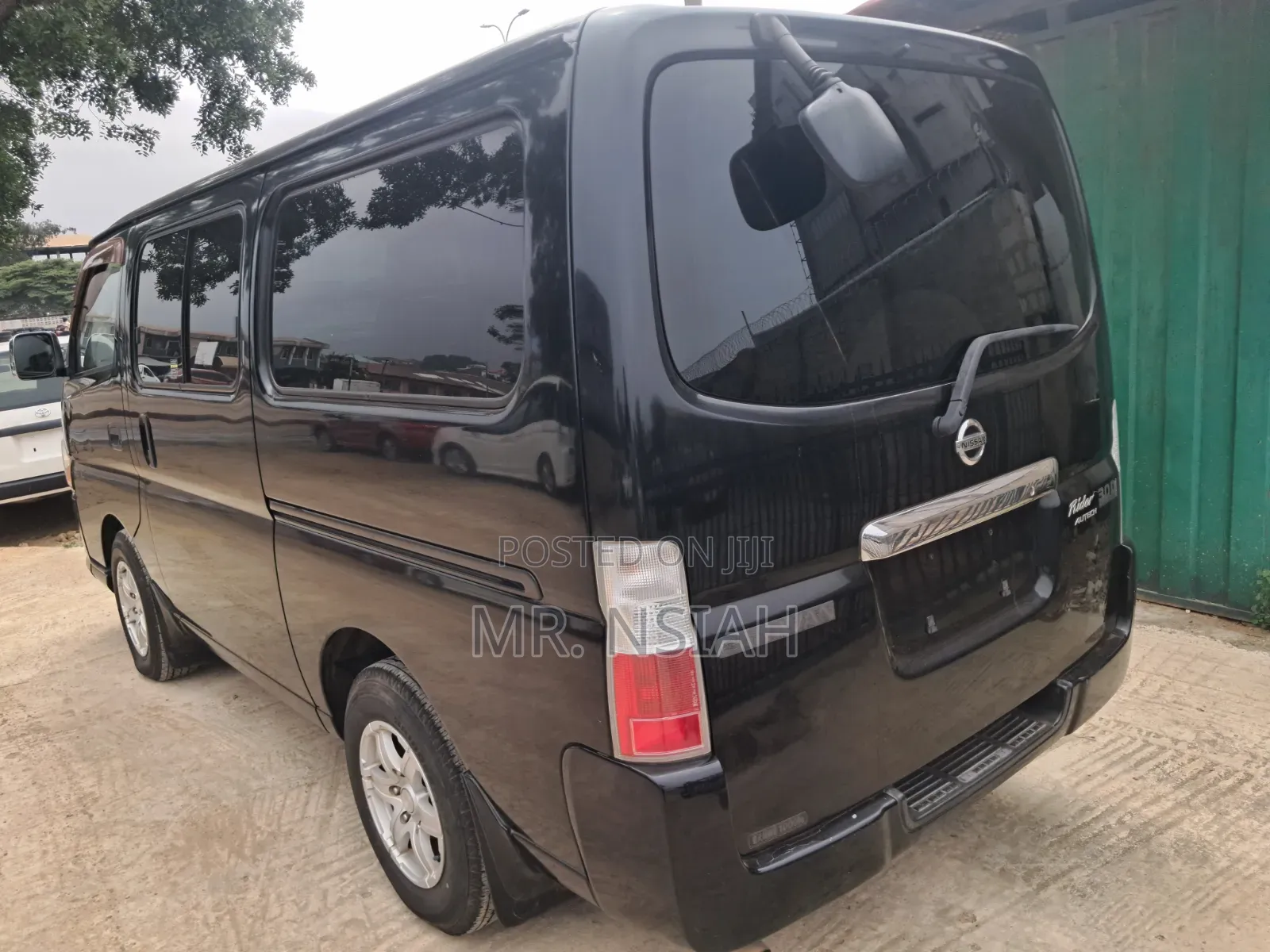 Nissan Caravan (Urvan) 2010 Black