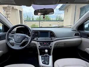 Hyundai Elantra SE Sedan FWD (2.0L 4cyl 6M) 2017 White