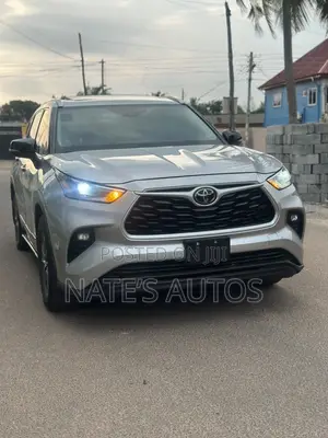 Toyota Highlander XLE 2021 Silver