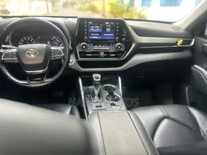 Toyota Highlander XLE 2021 Silver