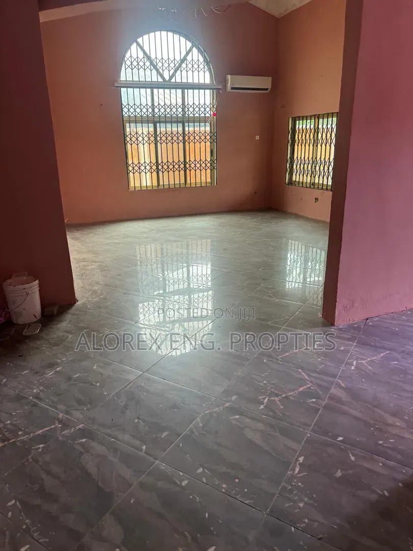 6bdrm House in Adenta, Housing Down for rent
