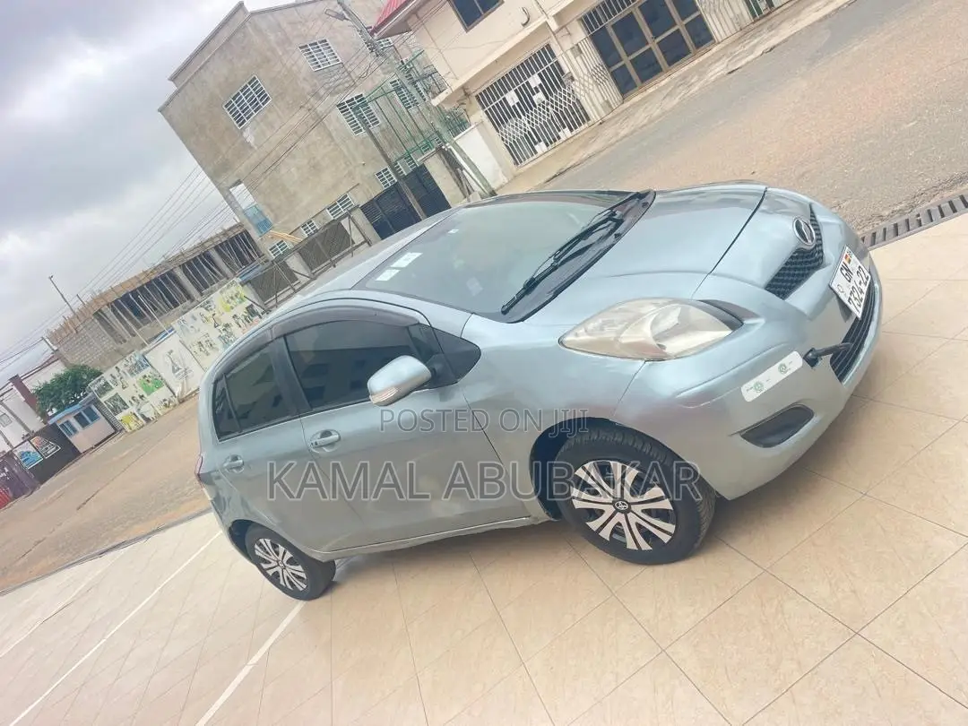 Toyota Vitz 1.5 FWD 3dr 2010 Gray