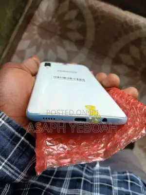 Samsung Galaxy A70 128 GB White
