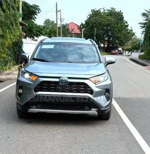 Toyota RAV4 XLE 2021 Gray