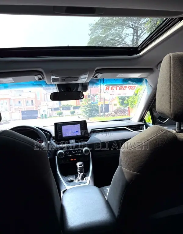 Toyota RAV4 XLE 2021 Gray