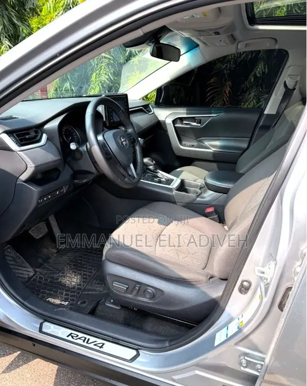 Toyota RAV4 XLE 2021 Gray