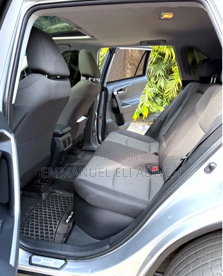 Toyota RAV4 XLE 2021 Gray