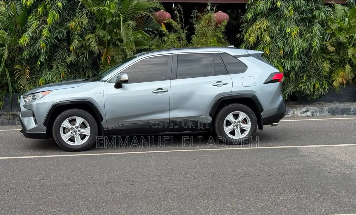 Toyota RAV4 XLE 2021 Gray