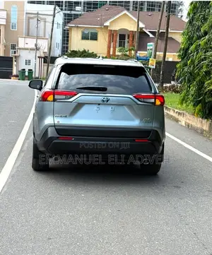 Toyota RAV4 XLE 2021 Gray